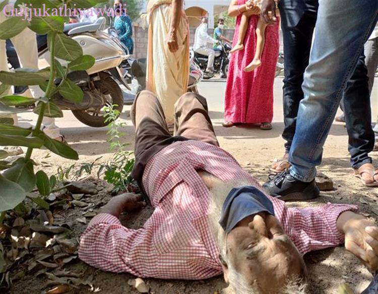 ન કોમ જોઈ ન કોરોના...:મુસ્લિમ વૃદ્ધ ટૂ-વ્હીલર પરથી પડ્યા તો પૂજાપાઠના વસ્ત્રો પહેરેલા હિન્દુએ પમ્પિંગથી તેમનામાં શ્વાસ પૂર્યા