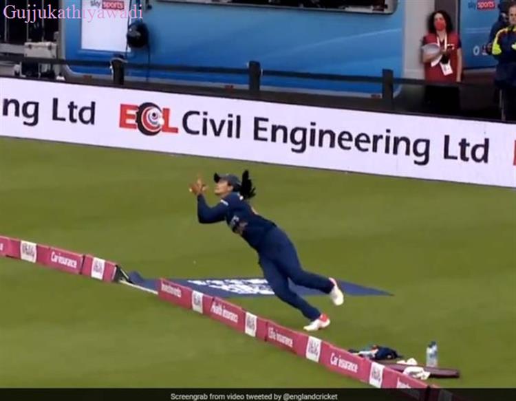 ઈન્ડિયન ક્રિકેટની 'સુપરવુમન':ઇંગ્લેન્ડ સામેની મેચમાં હરલીને બાઉન્ડરીલાઇન પર ફ્લાઇંગ કેચ પકડ્યો; તેન્ડુલકરે આને કેચ ઓફ ધ યર કહ્યો