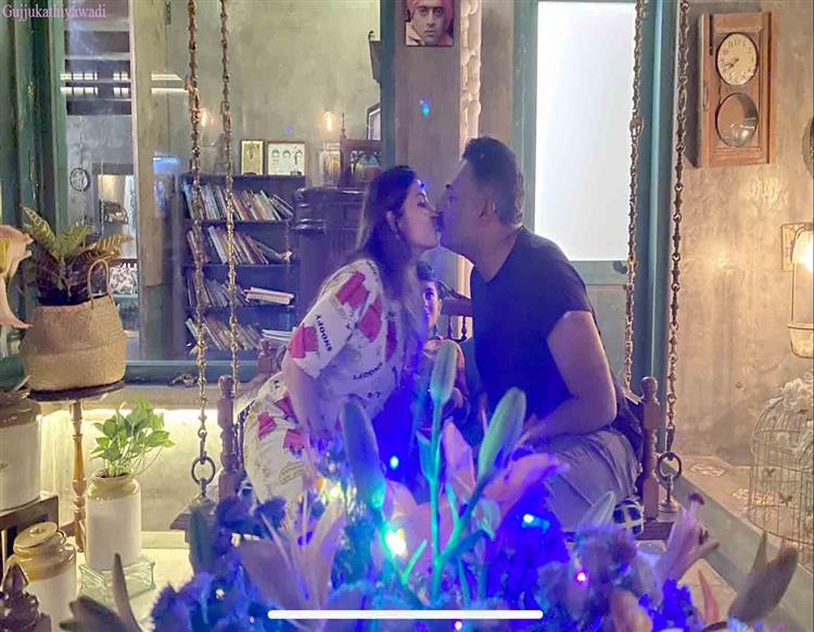 'જયકાંત શિકરે' ફરી પરણ્યો:56 વર્ષીય પ્રકાશ રાજે બીજીવાર લગ્ન કર્યા, પત્નીને કિસ કરતી તસવીર વાઇરલ