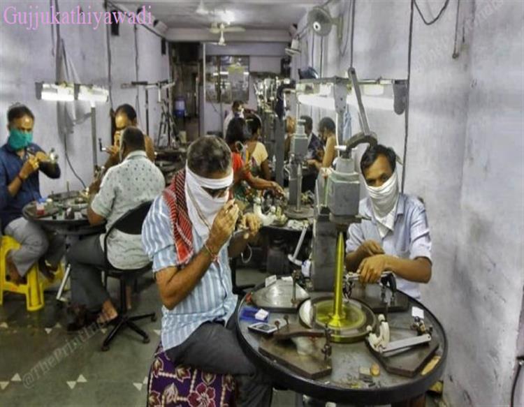 નોકરીને મહિનો પણ ના થયો અને કારીગર 53 લાખના હીરા ચોરી ફરાર