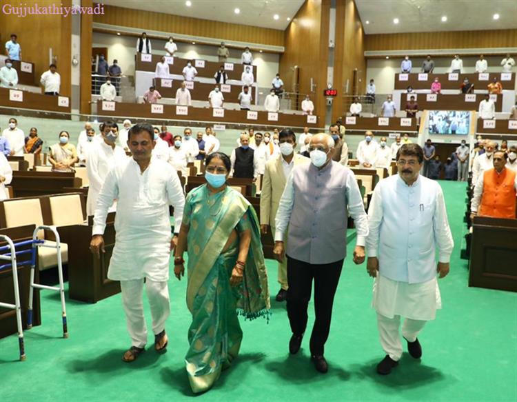 વિપક્ષની બેઠાં-બેઠાં કરેલી ટિપ્પણી પર હર્ષ સંઘવીએ ઉત્તેજિત થઇને ભાષણ ફટકાર્યું