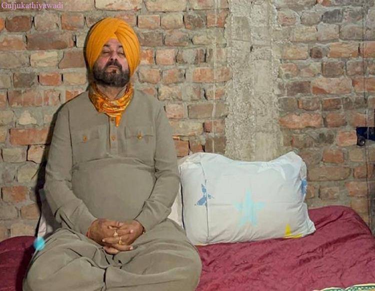 નવજોત સિંહ સિદ્ધુ ઉપવાસ પર બેઠા, મંત્રીના પુત્રની ધરપકડની માંગ કરી; ઇન્ટરનેટ સેવાઓ ફરી બંધ