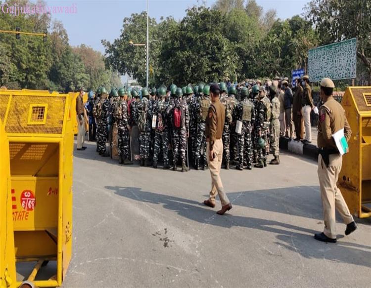 દિલ્હીથી ઝડપાયો પાકિસ્તાની આતંકી, AK-47 – ભારતીય પાસપોર્ટ જપ્ત