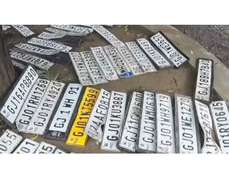 અમદાવાદમાં ભારે વરસાદમાં રસ્તા પર પડી ગયેલી વાહનોની નંબર પ્લેટનું પ્રદર્શન