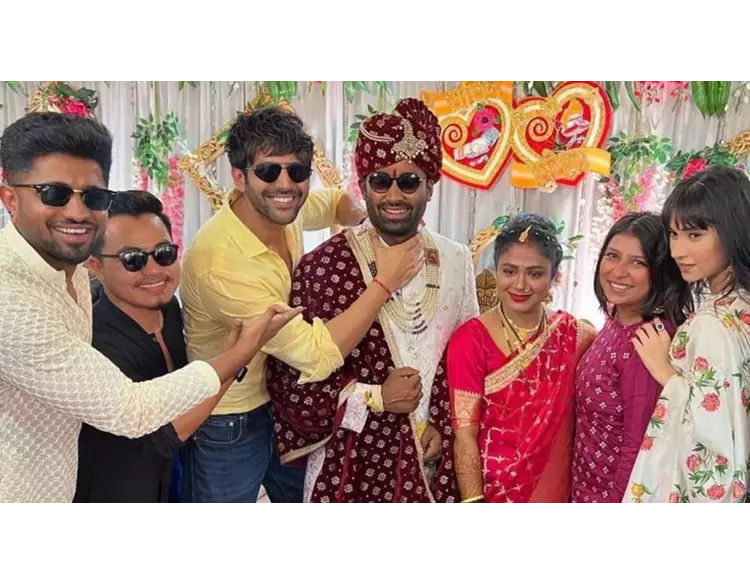 ચારેકોર થયા કાર્તિકના વખાણ, બોર્ડીગાર્ડના લગ્નમાં સામેલ થઇ અભિનેતાએ શેર કરી તસવીરો