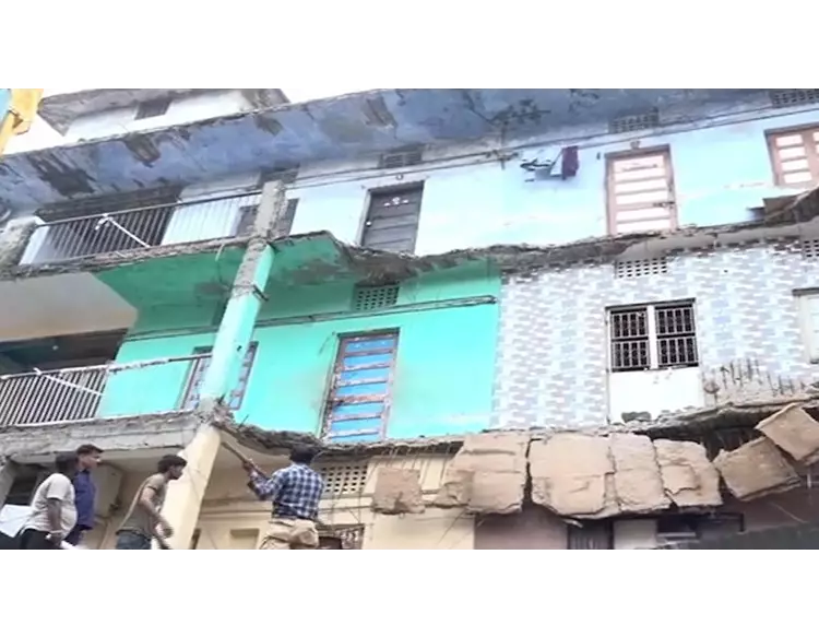 અમદાવાદમાં ઈમારતની બિલ્ડિંગનો ભાગ ધરાશાયી, ફાયરની 5 ગાડીઓ ઘટનાસ્થળે