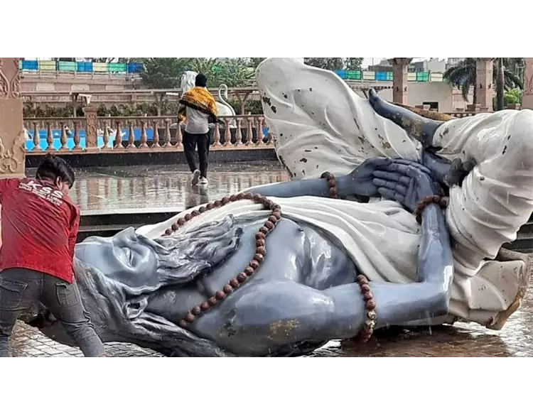 જોરદાર વાવાઝોડાએ તારાજી સર્જી, મહાકાલ લોકમાં રહેલી 6 મૂર્તિઓ ખંડિત