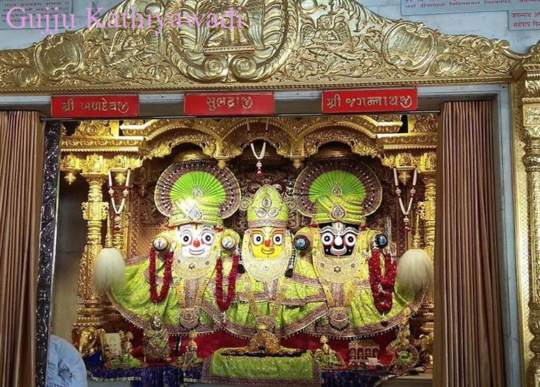 એક પલ્લામાં અધિકારીઓ બાટ મૂકતા ગયા, પણ ઘઉંની બોરીનું પલ્લું જરા પણ ઊંચું ન થયું