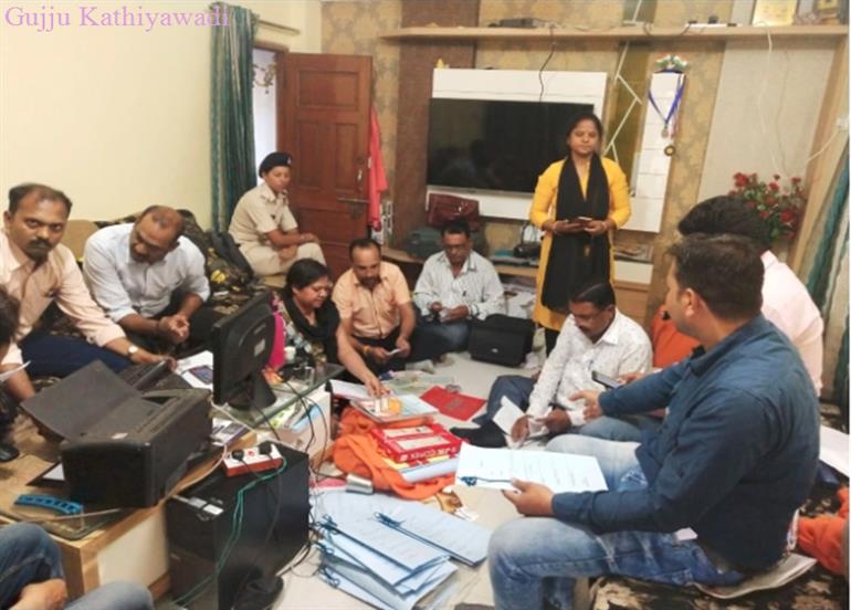 अफसर के घर लोकायुक्त टीम का छापा पड़ा तो खिड़की से फेंका रुपयों से भरा बैग