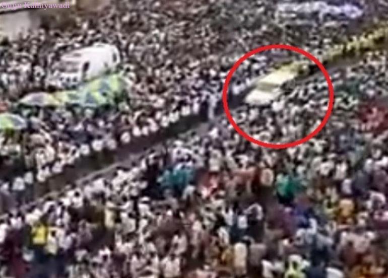 VIDEO: मुश्किल में थी एक जान, रथयात्रा के दौरान लाखों की भीड़ ने ऐसे बना दिया ह्यूमन कॉरीडोर