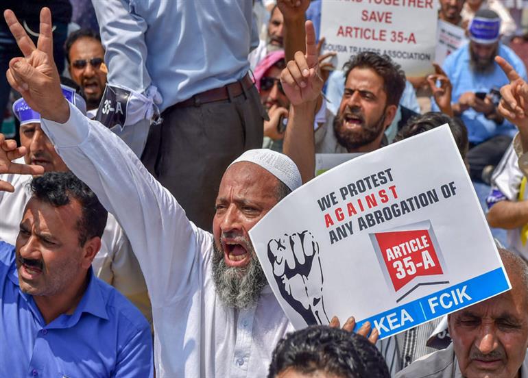 जम्मू-कश्मीर से हटाया गया आर्टिकल 35A, जानें घाटी में इससे क्या बदलेगा?