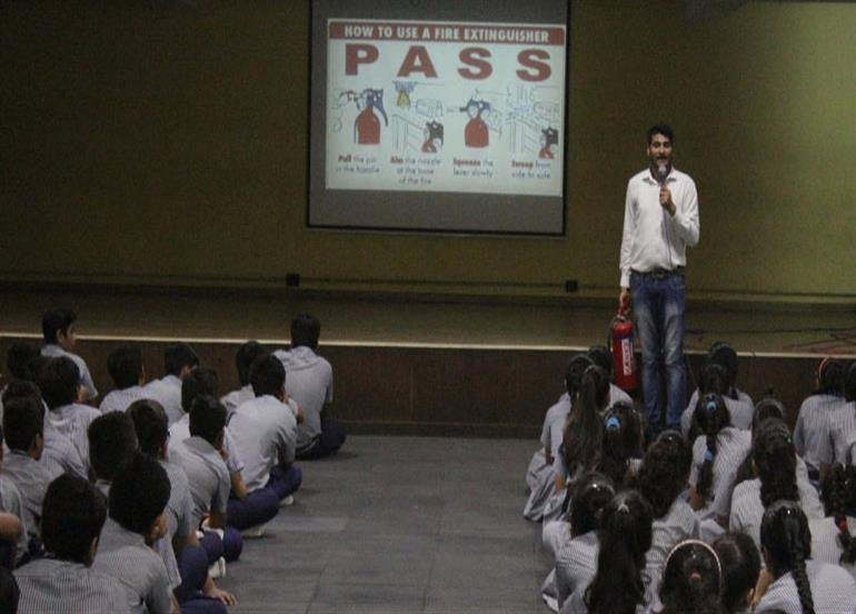 સેફ્ટી સોલ્જર્સઃ આગ સામે વિદ્યાર્થીઓને અવેર કરતાં યુવાનોનું અનોખું ગ્રુપ