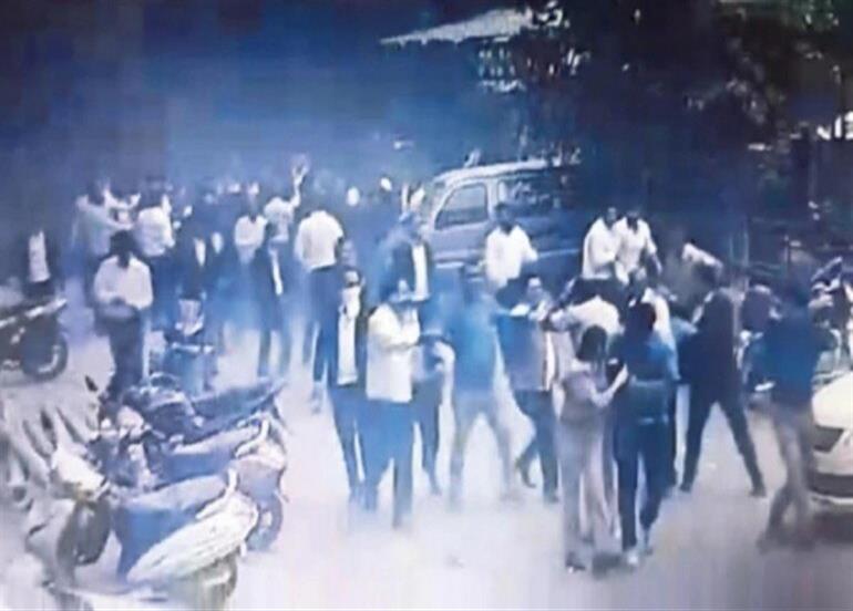 पुलिस-वकील विवाद: वकीलों से जान बचाकर भागी थीं महिला DCP, देखें Exclusive VIDEO