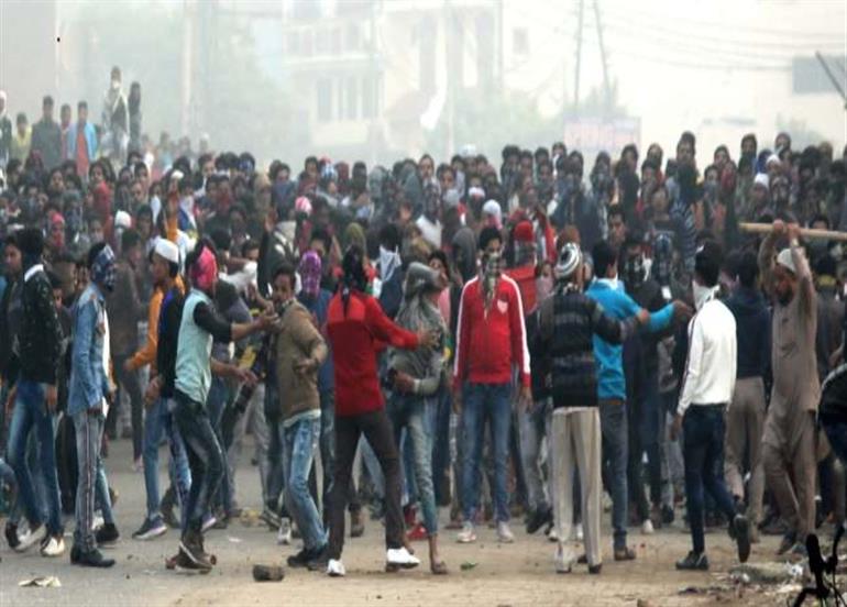 सीएएः अलीगढ़ में 1 हजार प्रदर्शनकारियों को प्रशासन का नोटिस, संपत्ति कुर्क करने की चेतावनी