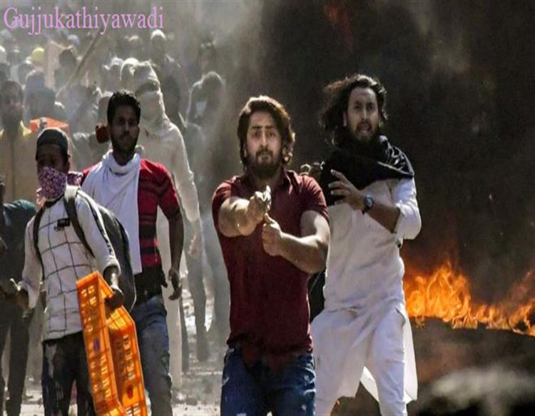 दिल्ली हिंसाः पुलिस पर बंदूक तानने वाला शख़्स CAA समर्थक प्रदर्शन का हिस्सा था?- फ़ैक्ट चेक