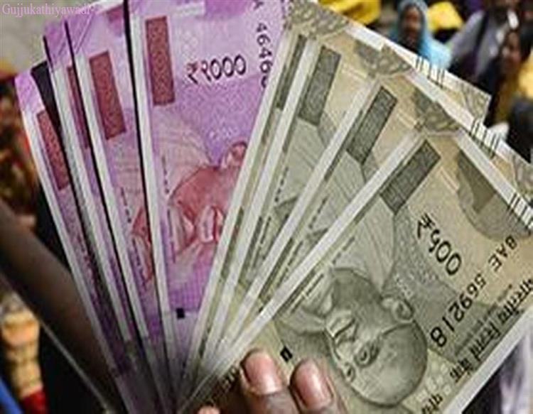 दिल्‍ली में रोड पर बिखरे मिले 2000 के कई नोट, लोग बोले- कोरोना फैलाने की साजिश तो नहीं!