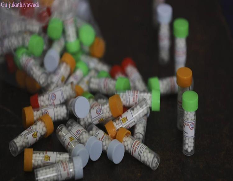 कोरोना से बचाव के लिए मार्च से अब तक आधे गुजरात को दी गई ये होम्योपैथिक दवा