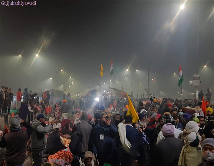 Ghazipur Farmers Protest: गाजीपुर बॉर्डर पर खत्म हो रहा था धरना पर टिकैत के आंसुओं ने बदला माहौल, रात में ही जुटने लगे किसान, पीछे हटी पुलिस