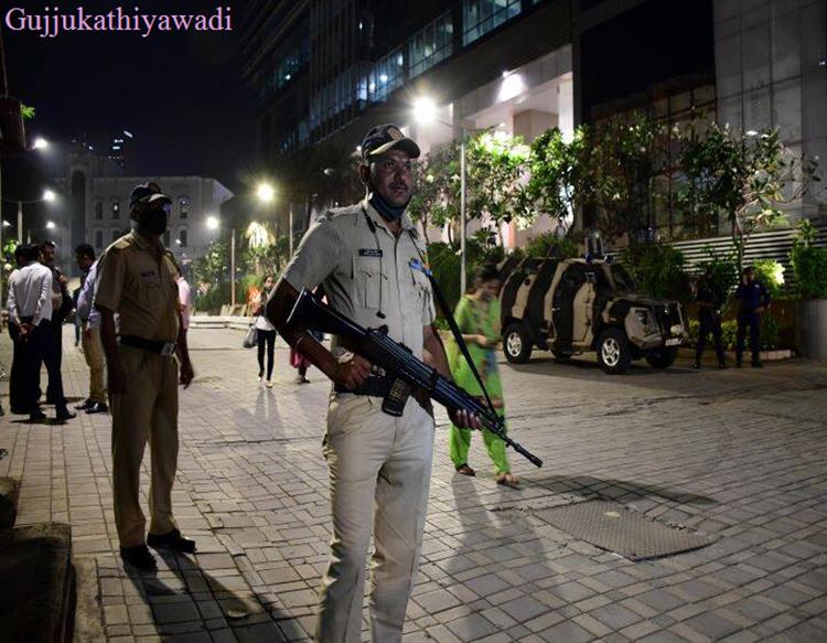 दिल्ली: ब्लास्ट के बाद इजरायली दूतावास के बाहर मिला लिफाफा, जांच में जुटी एजेंसियां