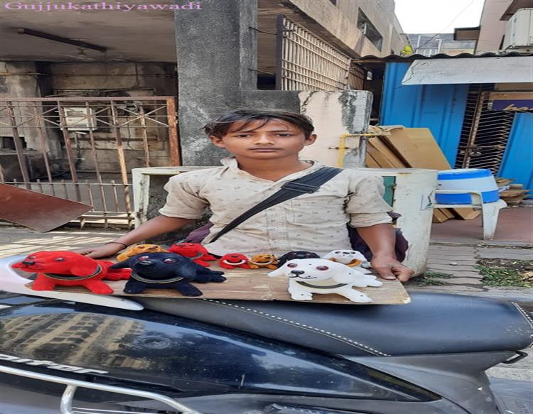 સુરતમાં રસ્તા પર રમકડાં વેચતા છોકરા ની ઈમાનદારી..