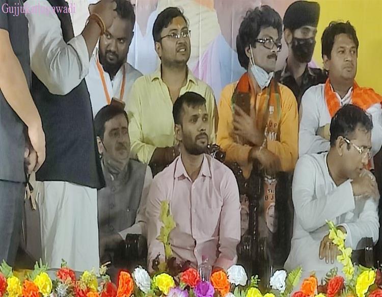 Ashok Dinda joins BJP in Kolkata: मनोज तिवारी के बाद अशोक डिंडा के भी राजनीतिक करियर का आगाज, कोलकाता में थामा बीजेपी का हाथ