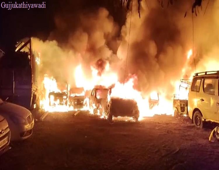  ખેડા પોલીસ સ્ટેશનની બહાર વિકરાળ આગ, 25થી વધુ વાહન બળીને ખાખ