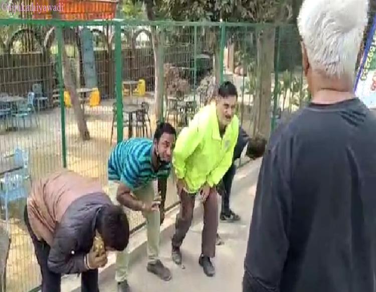 દિલ્હી પોલીસે MCD કર્મચારીઓને 'મુર્ગા' બનાવનાર પૂર્વ MLA મોહમ્મદ આસિફ ખાનની કરી ધરપકડ