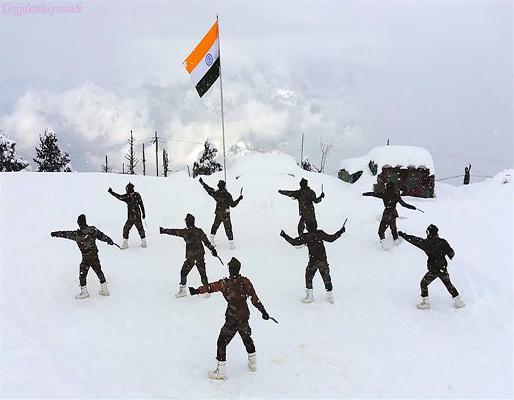  હાડ થિજાવતી ઠંડીમાં ખુખરી નૃત્ય કરતા જવાનોનો વીડિયો વાયરલ