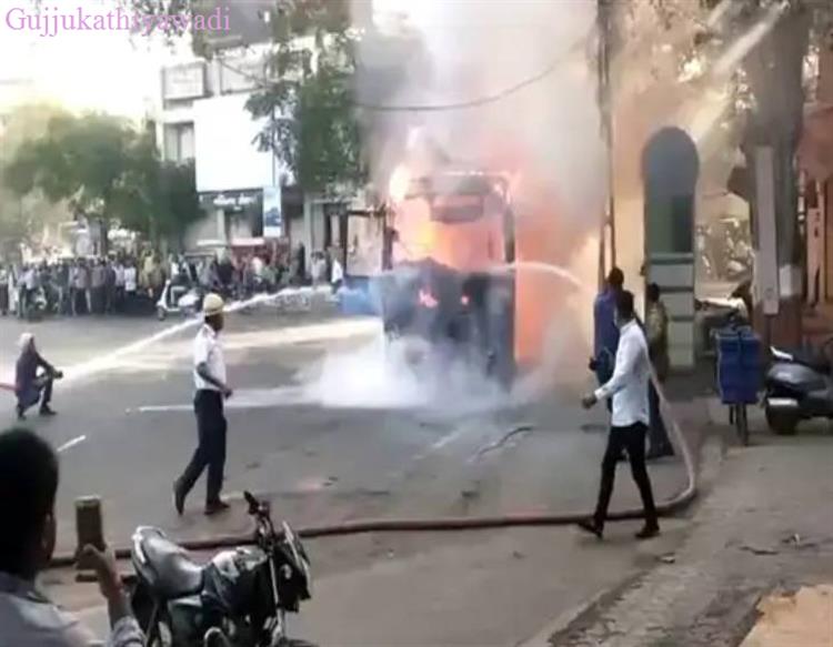  મોટી દુર્ઘટના ટળી: સુરત બાદ રાજકોટમાં ભડભડ સળગી બસ