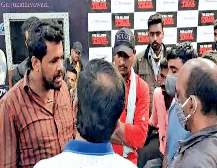  કર્ણાટકમાં કારના સેલ્સમેને ખેડૂતને હાંકી કાઢયો, ખેડૂત 10 લાખ રોકડા લઈ પહોંચ્યો