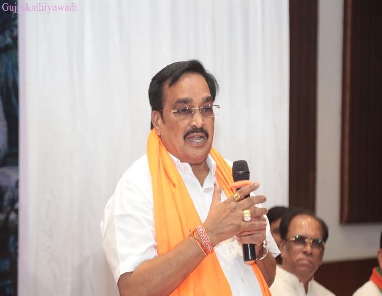  કમલમમાં ખેતીબેંકના ચેરમેને પાટિલને કાગળ પકડાવી ‘દેવા માફી’ની ખોટી જાહેરાત કરાવી !