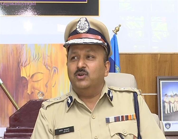  પોલપટ્ટી ખુલી: અમદાવાદનો ઉદ્યોગપતિ ઈશારો કરે અને રાજકોટ કમિશનર ટાર્ગેટ બનાવે