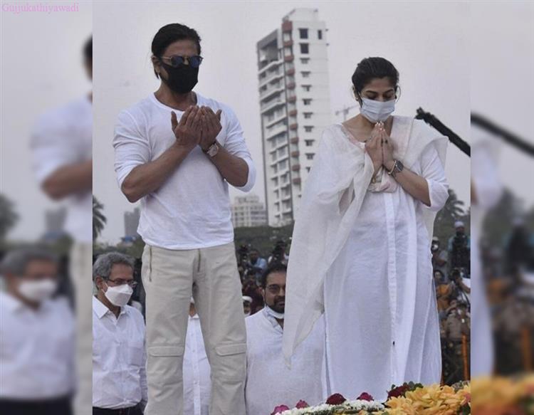  ‘એક શ્રદ્ધાંજલિ, બે રીત…’, શાહરૂખે હાથ ફેલાવ્યા, પૂજાએ નમન કર્યું