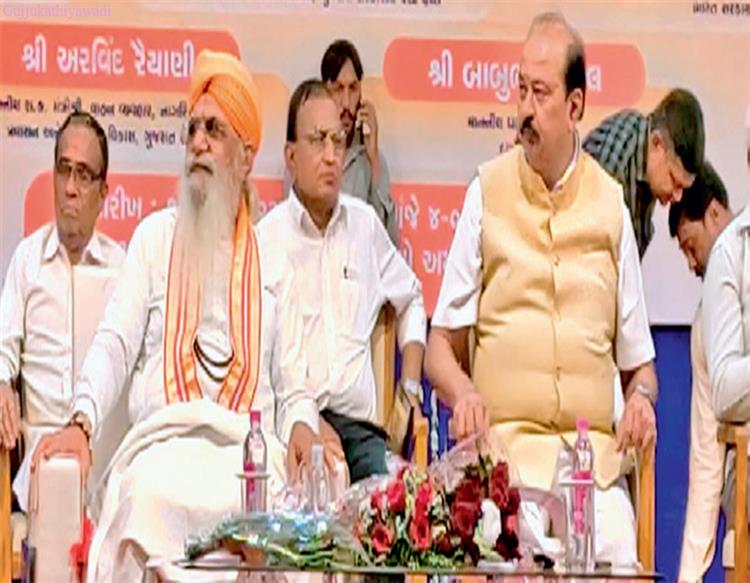  ‘વિકાસ ગાંડો થયો’ એ માટે જવાબદાર બ્લેકલિસ્ટેડ કોન્ટ્રાક્ટરનું જાહેરમાં સન્માન