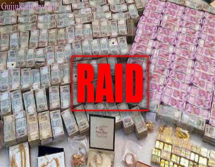  અમદાવાદ: ઇન્કમટેક્સ વિભાગ દ્વારા મેગા સર્ચ ઓપરેશન, 20 સ્થળોએ દરોડા