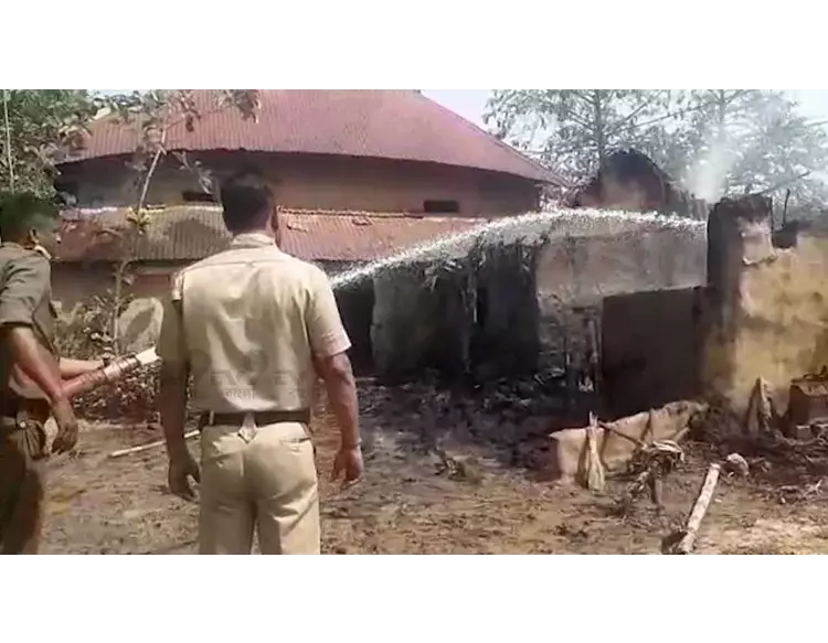 બંગાળમાં તૃણમૂલ નેતાની હત્યા બાદ હિંસા, બીરભૂમમાં અનેક ઘરોમાં આગ લગાવાઈ, 10 લોકો જીવતા સળગી ગયા