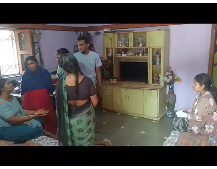 ચપ્પુ લઈ ઘુસેલા 3 લૂંટારું સાથે બાથ ભીડી યુવતીએ ઘરને લૂંટાતા બચાવ્યું