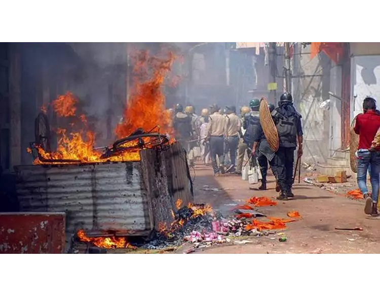 ખંભાતના શક્કરપુરામાં રામનવમીની શોભાયાત્રા પર પથ્થરમારો, ટોળાએ દુકાનોમાં આગ ચાંપી