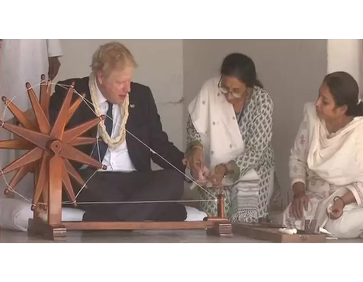  બ્રિટિશ PMએ ગાંધી આશ્રમમાં રેંટિયો કાંત્યો, જુઓ શું લખ્યું વિઝિટર બુકમાં