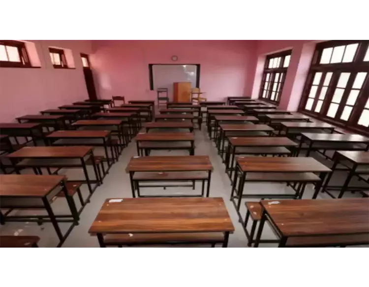 હેવાન કલાસમાં ઘૂસ્યો અને બે બાળકીઓના કપડાં ઉતરાવી, પેશાબ કર્યો