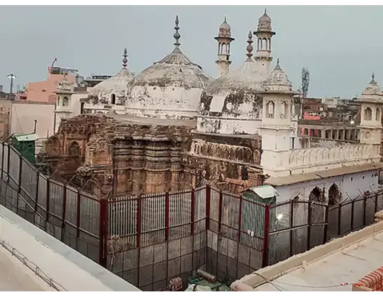 ‘બહાર ગુંબજ અને મિનારા છે, પરંતુ અંદર મંદિરનો જ આત્મા છે; ઝરૂખામાં પણ મંદિરના અવશેષો હતા’