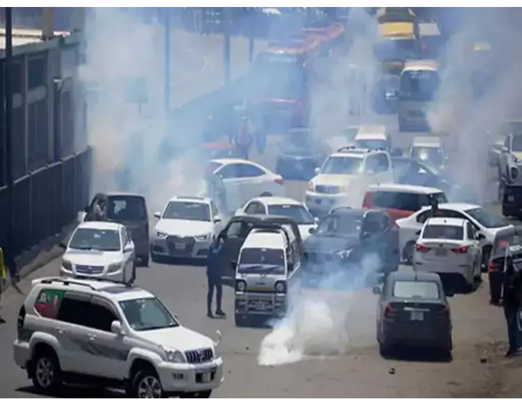 ઈસ્લામાબાદ ભડકે બળ્યું, મેટ્રો સ્ટેશન આગના હવાલે; હજારો લોકો સાથે રાજધાની પહોંચ્યા ઈમરાન ખાન