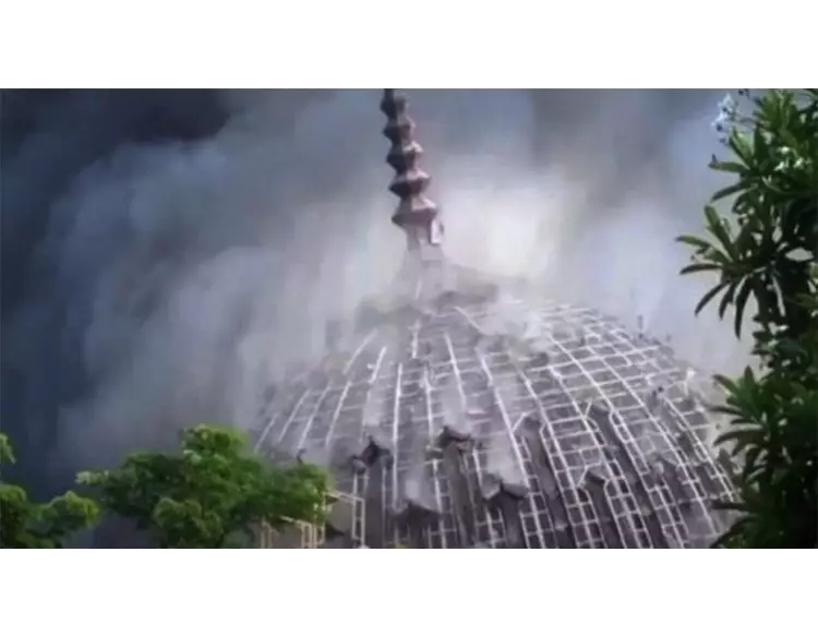 ઉત્તર જકાર્તાની જામી મસ્જિદમાં લાગી ભીષણ આગ, વિશાળ ગુંબજ ધરાશાયી