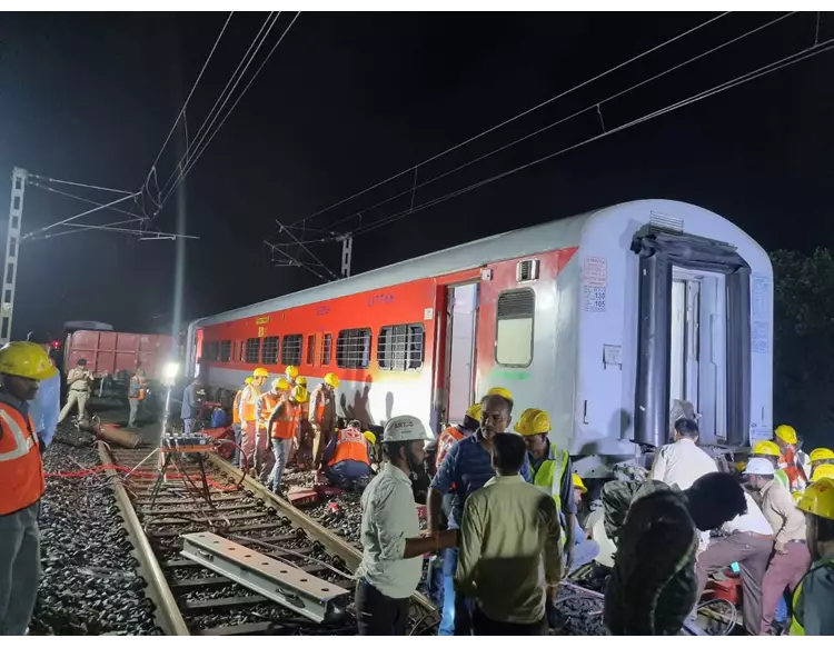 મહારાષ્ટ્રના ગોંદિયામાં પેસેન્જર ટ્રેનને માલગાડીએ મારી ટક્કર