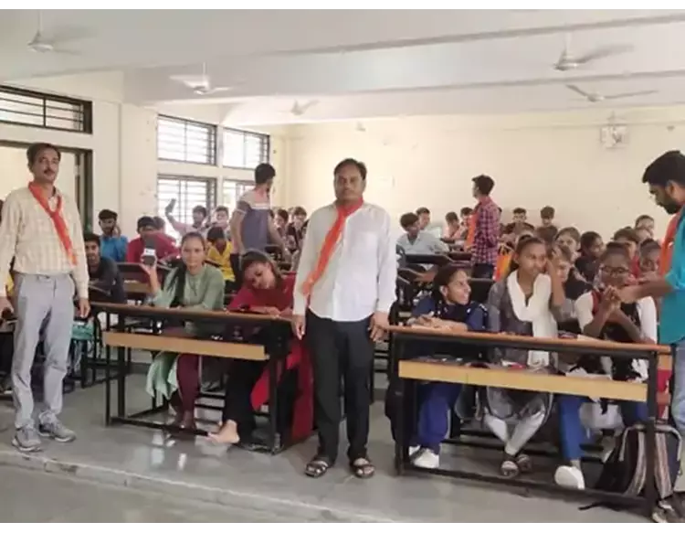 ‘ભણવાનું અટકાવો, ભાજપમાં જોડાઓ’ - બહુચરાજીની કોલેજોમાં ઘૂસીને, ક્લાસમાં અભ્યાસ રોકીને ભાજપ ચલાવે છે સભ્યપદ અભિયાન