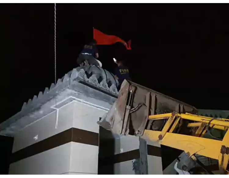 નવસારીમાં 3 કલાકના વિરોધને લાઠીચાર્જથી ડામી મંદિર તોડાયું; સ્થાનિકોએ રામધૂન બોલાવી, આરતી કરી અને રાષ્ટ્રગીત ગાઈ વિરોધ કર્યો