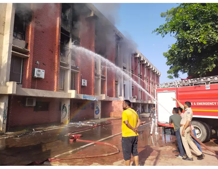 ગાંધીનગર જૂના સચિવાલયના બ્લોક નંબર 16 કચેરીમાં આગ લાગી
