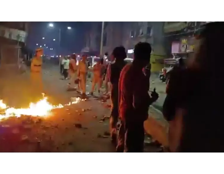 વડોદરામાં ફટાકડા ફોડવા બાબતે કોમી અથડામણ, દુકાનો અને વાહનોને આગ ચંપી 