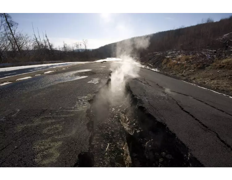 ખોખલી થઇ જમીન, 60 વર્ષથી શહેરમાં આગ લાગેલી...રહે છે માત્ર 5 લોકો