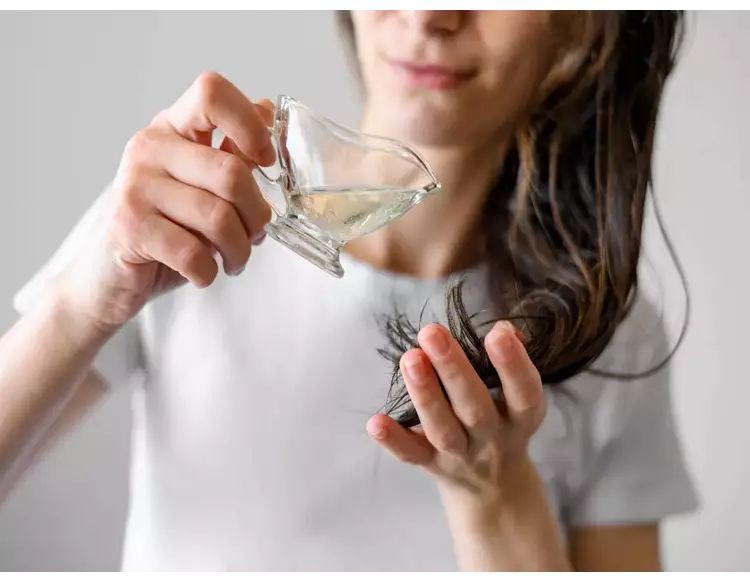 Hair oiling mistakes: નવરાત્રીમાં વાળની કૅર કરવામાં ક્યાંક તમે તો નથી કરતા આ ભૂલ? ખરતા વાળ માટે આયુર્વેદિક એક્સપર્ટની ટિપ્સ